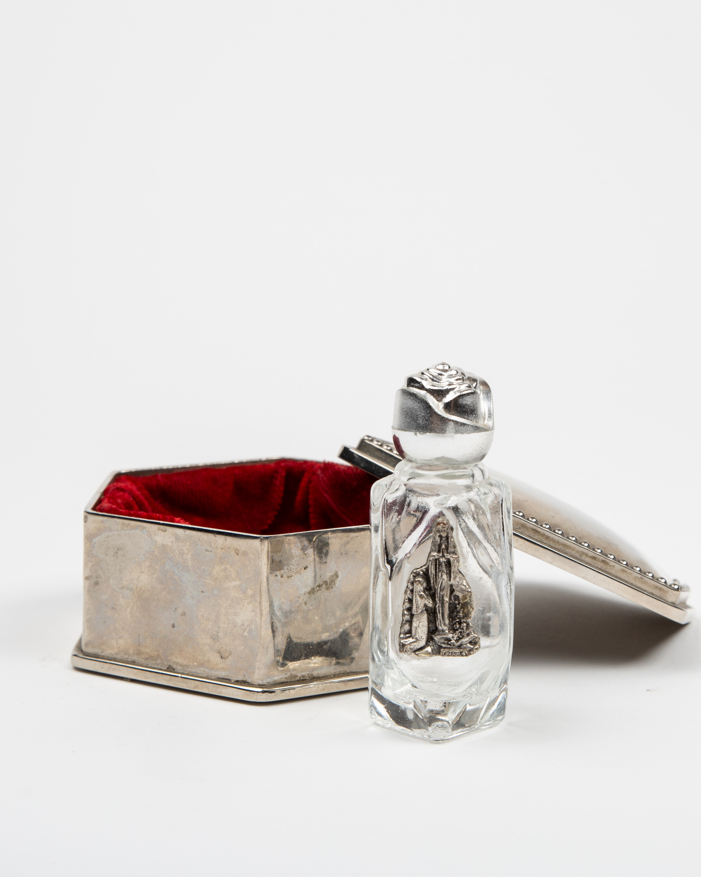 Caja con botella de agua bendita