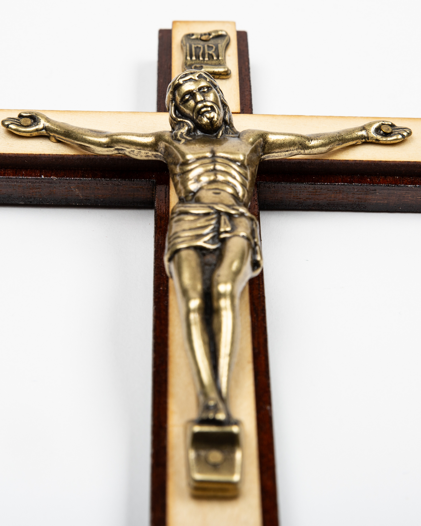Cruz de madera y bronce para colgar