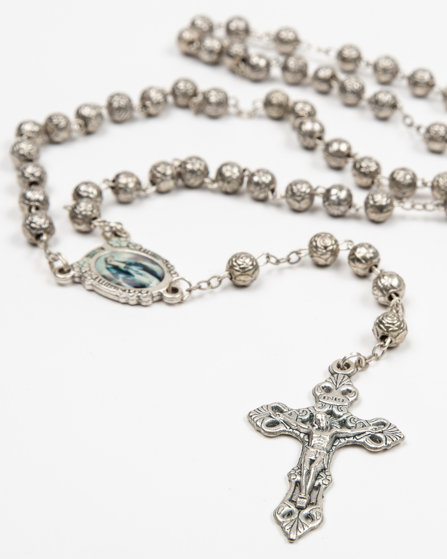 Rosario con cuentas de rosa y marieta Virgen María