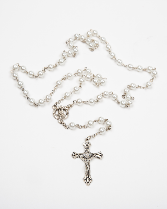 Rosario con cuentas de perla y marieta Virgen María